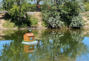 Сотрудники «Металл Профиль» построили плавучие домики для уток в парке Караганды Сотрудники «Металл Профиль» построили плавучие домики для уток в парке Караганды