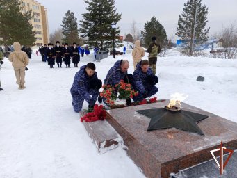 В Югре росгвардейцы провели встречи с подшефными школьниками и воспитанниками гвардейской смены о 80