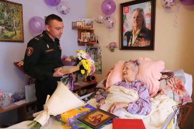 В столице Югры офицеры Росгвардии поздравили со 100-летним юбилеем ветерана Великой Отечественной во