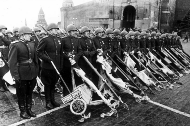 На параде Победы 24 июня 1945 года военнослужащие войск НКВД СССР бросали знамёна поверженной Герман