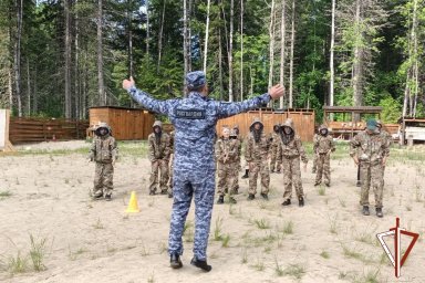 Утро воспитанников палаточного лагеря «Спецназ. Дети» из Югры началось с утренней зарядки Росгвардии