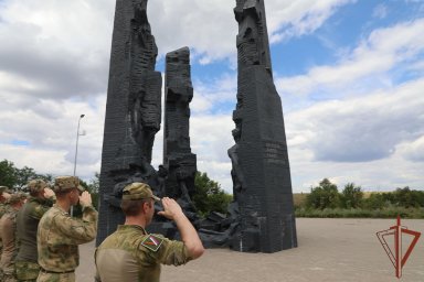 В Луганской Народной Республике военнослужащие и сотрудники Росгвардии почтили память партизан и под