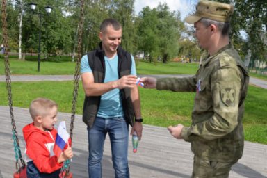 В Зауралье росгвардейцы присоединились к патриотической акции «С флагом на сердце»