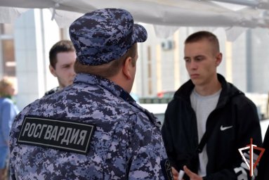 Росгвардейцы представили ведомство на областной ярмарке вакансий в Зауралье