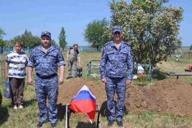 Сотрудники Росгвардии приняли участие в церемонии перезахоронения павшего красноармейца в Зауралье