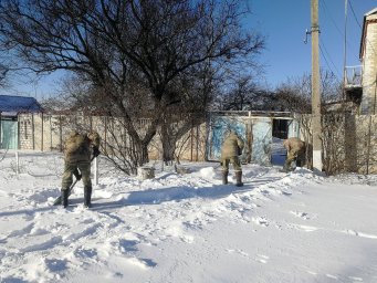 Росгвардейцы помогли местным жителям после снегопадов в ЛНР