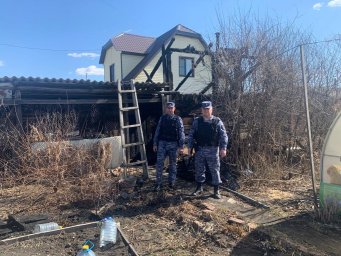 Благодаря патрулю Росгвардии оперативно потушили пожар в частном секторе в одном из городов Зауралья