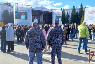 Сотрудники Росгвардии обеспечили правопорядок на торжествах в Кургане и Шадринске