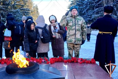 Росгвардейцы и курганские школьники вспоминают о подвиге ленинградцев